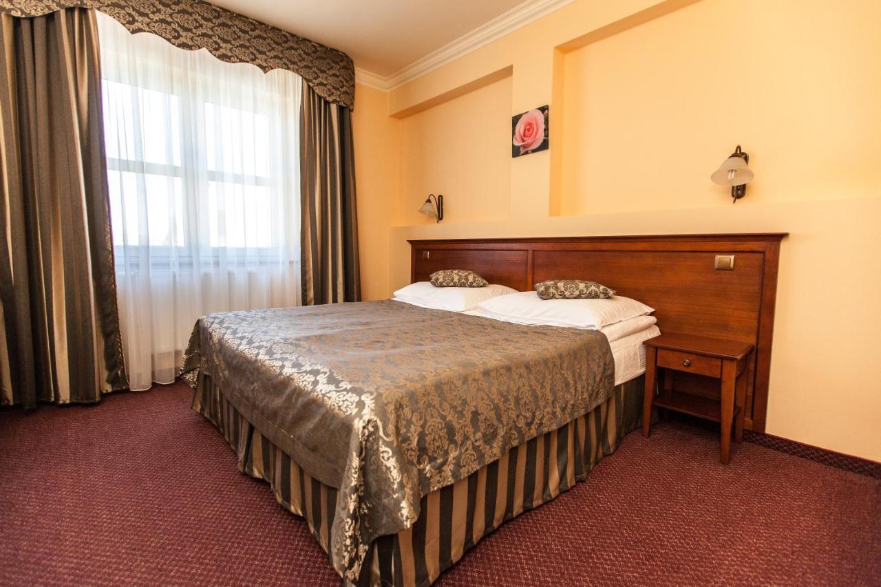 Hotel Nowy Dwor W Zaczerniu Rzeszow Ngoại thất bức ảnh