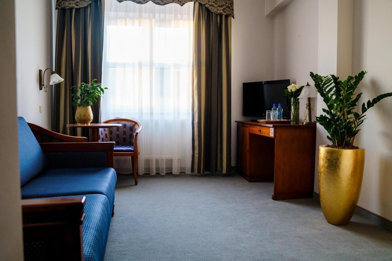 Hotel Nowy Dwor W Zaczerniu Rzeszow Ngoại thất bức ảnh